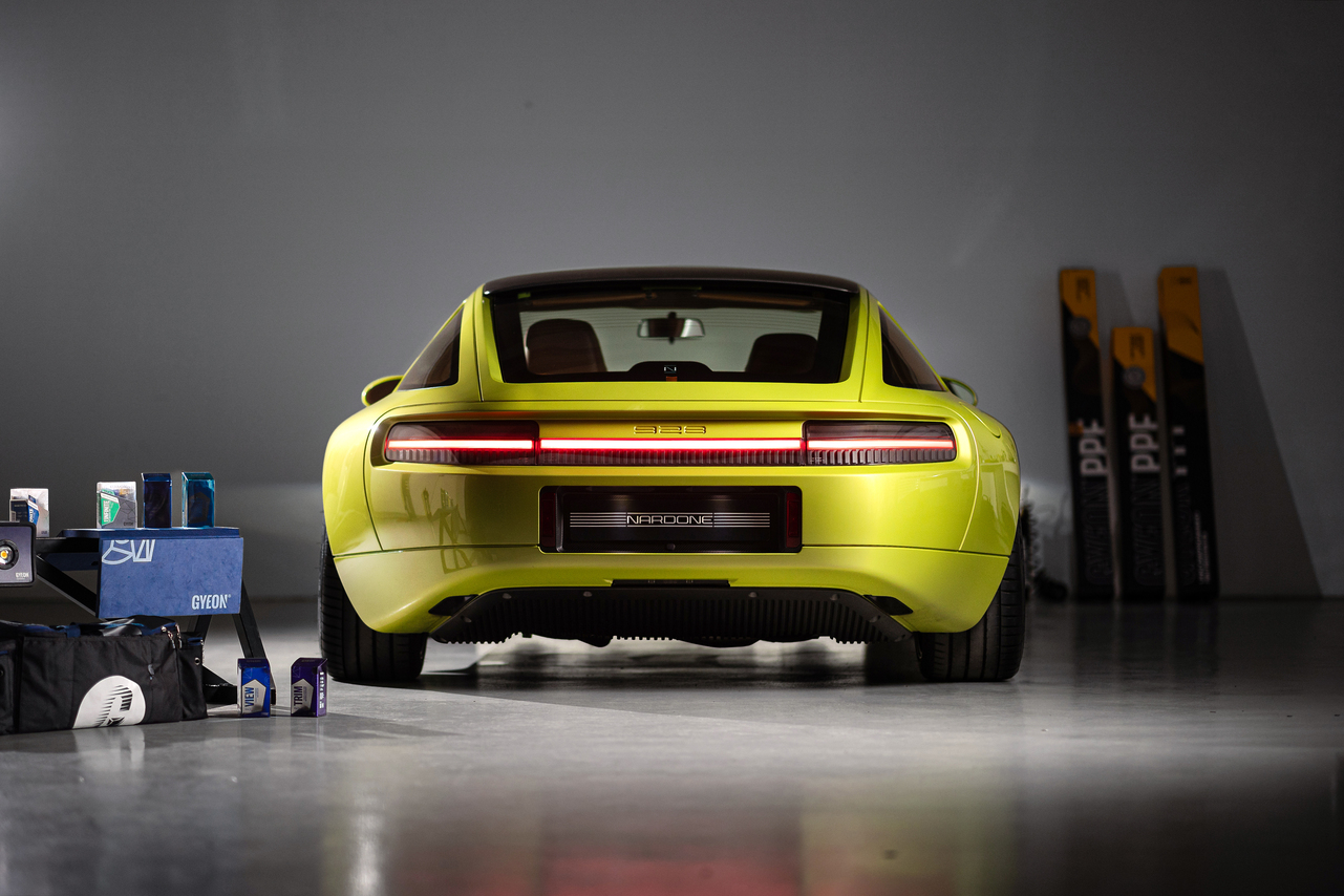 Porsche verte en studio avec produits GYEON
